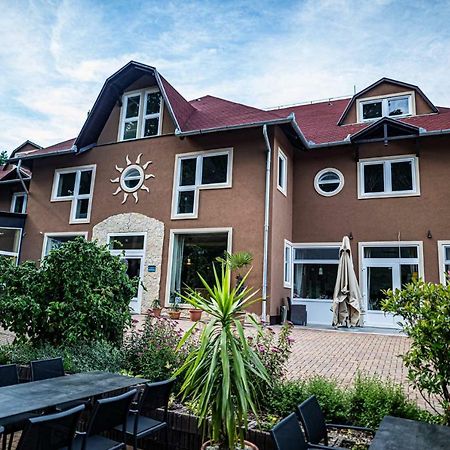 Bonne Chance Restaurant And Hotel Bazakerettye Bagian luar foto