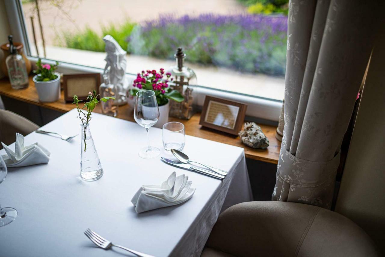 Bonne Chance Restaurant And Hotel Bazakerettye Bagian luar foto