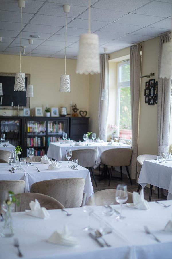 Bonne Chance Restaurant And Hotel Bazakerettye Bagian luar foto