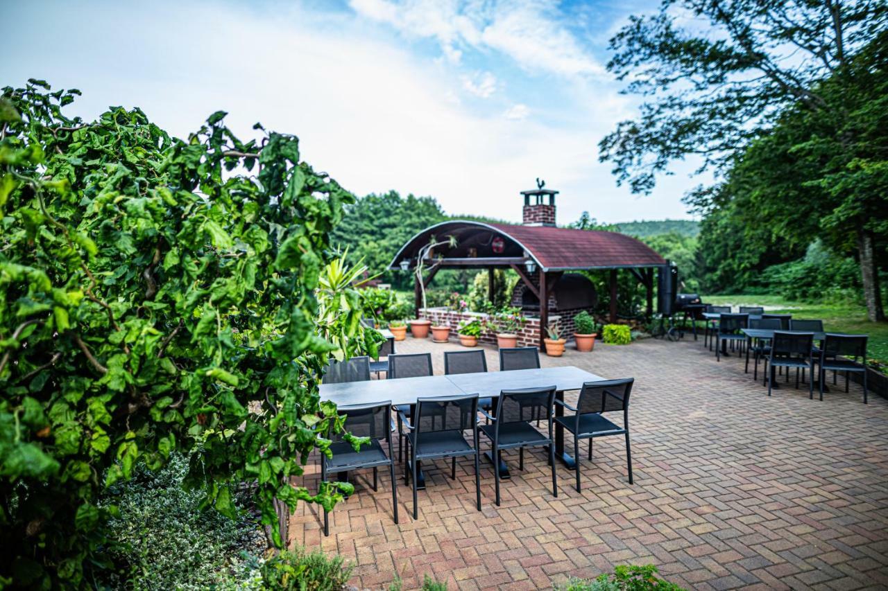 Bonne Chance Restaurant And Hotel Bazakerettye Bagian luar foto