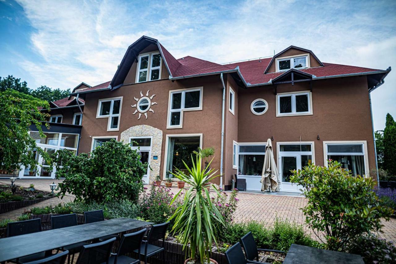 Bonne Chance Restaurant And Hotel Bazakerettye Bagian luar foto